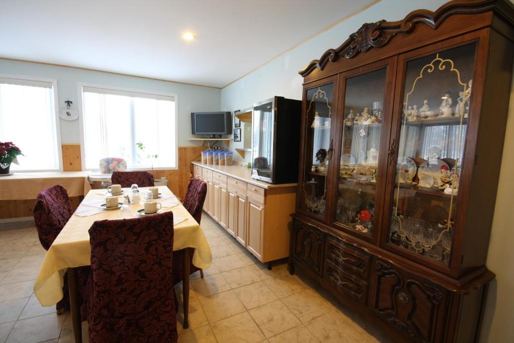 Villa Maria Country Inn Acheson Екстер'єр фото