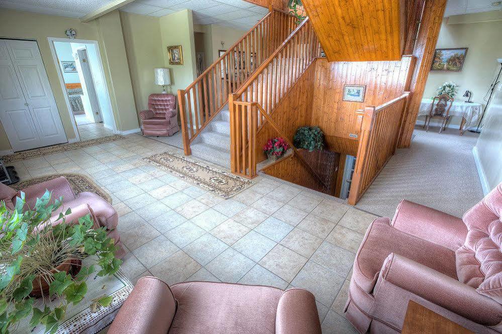 Villa Maria Country Inn Acheson Екстер'єр фото